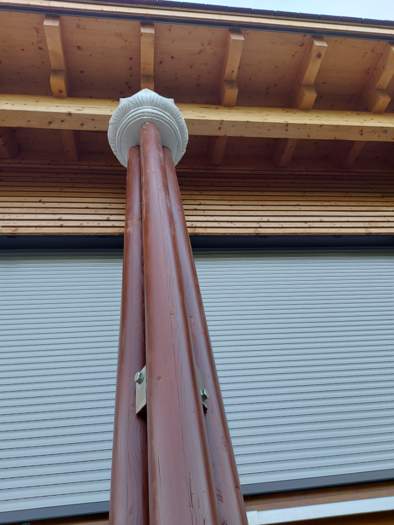 Die Säulen sind gebündelt aus drei filigranen Holzstützen