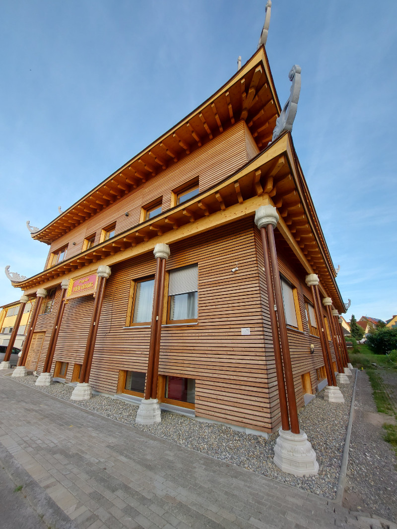 Die Säulen strukturieren die Gebäudeansicht