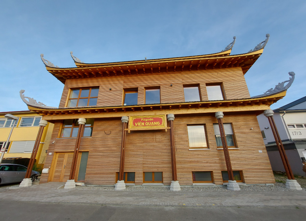 Ansicht mit Holzfassade und Säulen